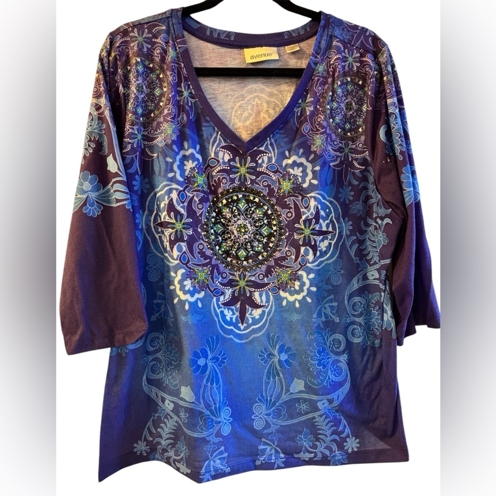 Avenue print tee with studded design in front. Size 22/24
